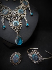Upcycling Statementkette Set Collier Halskette Ring Ohrringe blau silberfarben handbemalt mit