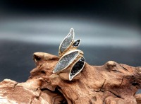 Außergewöhnlicher Upcycling Ring Blätter mit Stahl- und Aluminiumstaubfüllung 3