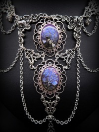 Upcycling Statementkette Set Collier Halskette Ohrringe lila silberfarben handbemalt mit Collage aus