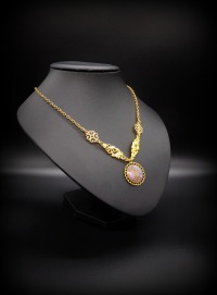 Upcycling Statementkette Collier Halskette goldfarben lila gold mit handbemaltem Amulett mit Collage
