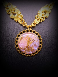 Upcycling Statementkette Collier Halskette goldfarben lila gold mit handbemaltem Amulett mit Collage