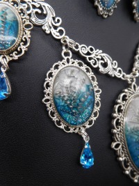 Upcycling Statementkette Set Collier Halskette Ring Ohrringe silberfarben blau handbemalt mit