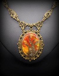 Upcycling Statementkette Collier Halskette bronzefarben rot gold mit handbemaltem Amulett mit