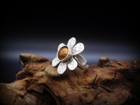 Außergewöhnlicher Upcycling Ring Blume mit Kupferstaubfüllung 3