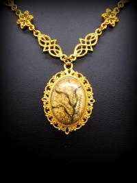 Upcycling Statementkette Collier Halskette goldfarben gold mit handbemaltem Amulett mit Collage aus