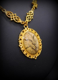 Upcycling Statementkette Collier Halskette goldfarben gold mit handbemaltem Amulett mit Collage aus
