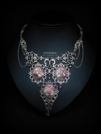 Upcycling Statementset Collier Halskette Ohrringe silbernfarben lila rosa handbemalt mit Collage aus
