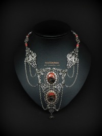 Upcycling Statementset Collier Halskette Ohrringe silbernfarben rot handbemalt mit Collage aus