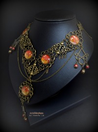 Upcycling Statementkette Collier Halskette bronzefarben rot gold handbemalt mit Collage aus Schrott