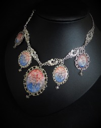Upcycling Statementkette Collier Halskette silbernfarben rosa blau handbemalt mit Collage aus