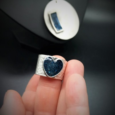 Breiter Upcycling Ring gehämmert Herz mit Schrottfüllung - Ring Wide Blue Alu Dust Heart