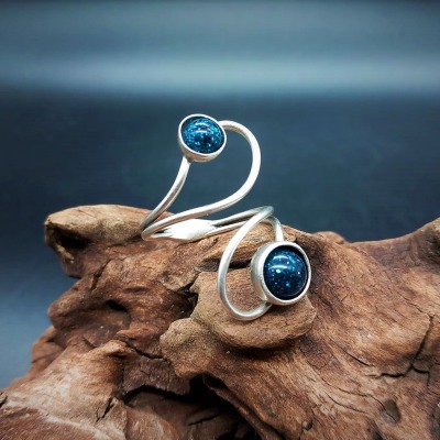 Upcycling Ring Schnörkel mit doppelter Schrottfüllung - Ring Double Loop blue Alu Dust