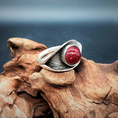 Außergewöhnlicher Upcycling Ring Lilie mit rot gefärbter Aluminiumstaubfüllung - Ring Lily Hill
