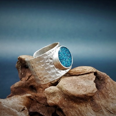 Breiter Upcycling Ring gehämmert Kreis mit Schrottfüllung - Ring Wide blue Alu Dust Circle