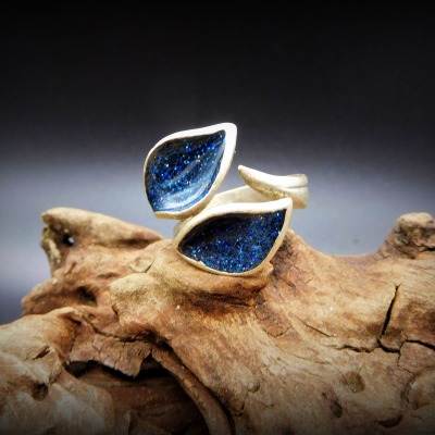 Upcycling Ring Blume mit einfacher Schrottfüllung - Ring Lilly Brass Blue Alu Dust