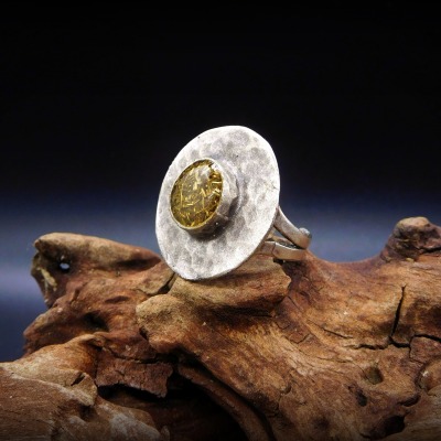 Großer Upcycling Ring Gehämmert mit Schrottfüllung - Ring Little Saturn Gehämmert Brass