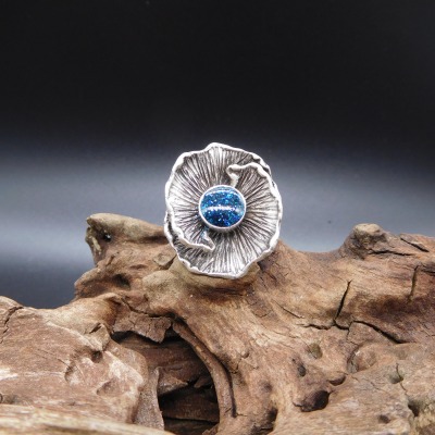 Außergewöhnlicher Upcycling Ring Blume mit gefärbter Aluminiumstaubfüllung - Ring Blume Blue Alu