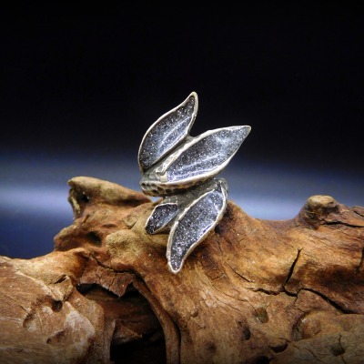Außergewöhnlicher Upcycling Ring Blätter mit Aluminiumstaubfüllung - Ring Leaves Alu Dust