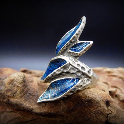 Außergewöhnlicher Upcycling Ring Blätter mit blauer Aluminiumstaubfüllung - Ring Leaves Blue Alu