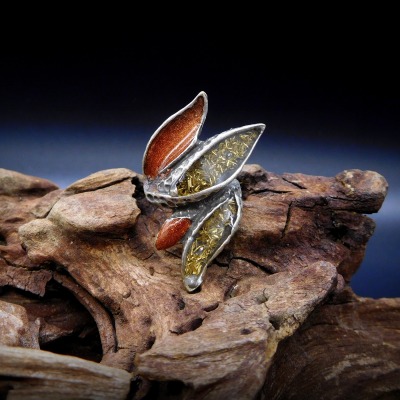 Außergewöhnlicher Upcycling Ring Blätter mit Messing- und Kupferstaubfüllung - Ring Leaves Brass