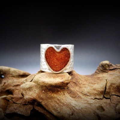 Breiter Upcycling Ring gehämmert Herz mit Schrottfüllung - Ring Wide Copper Dust Heart