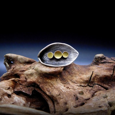 Außergewöhnlicher Upcycling Ring Lilie mit Messingstaubfüllung - Ring Lilie Brass Dust