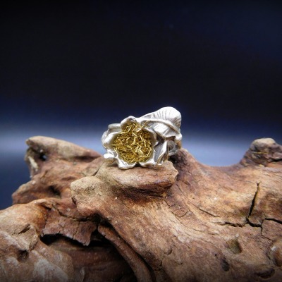 Außergewöhnlicher Upcycling Ring Blume mit Messingfüllung - Ring Blümlein