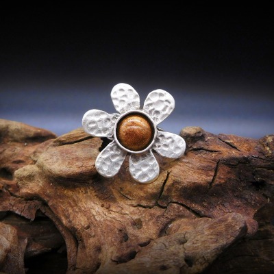 Außergewöhnlicher Upcycling Ring Blume mit Kupferstaubfüllung - Ring Blümchen Copper Dust