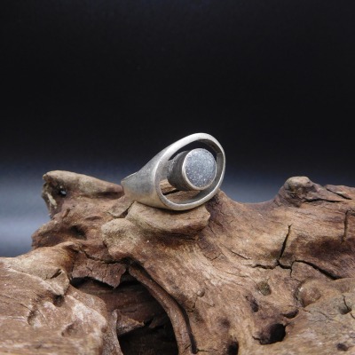 Außergewöhnlicher Upcycling Ring mit Aluminiumstaubfüllung - Ring Silberauge Alu Dust