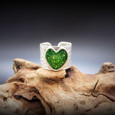 Breiter Upcycling Ring gehämmert Herz mit Schrottfüllung - Ring Wide Green Alu Dust Heart