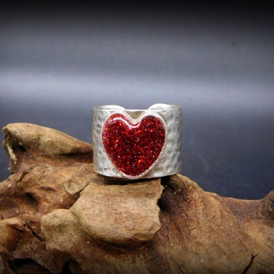 Breiter Upcycling Ring gehämmert Herz mit Schrottfüllung - Ring Wide Red Alu Dust Heart
