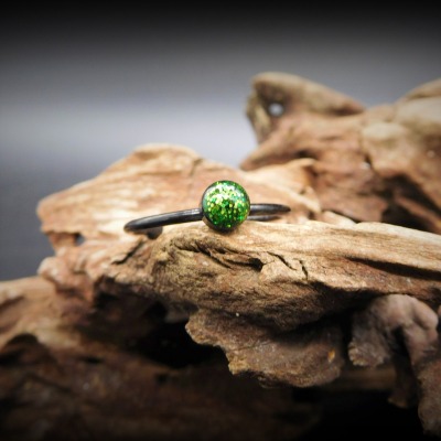 Edelstahlring schwarz grün mit einfacher Schrottfüllung aus gefärbtem Aluminiumstaub - Ring One