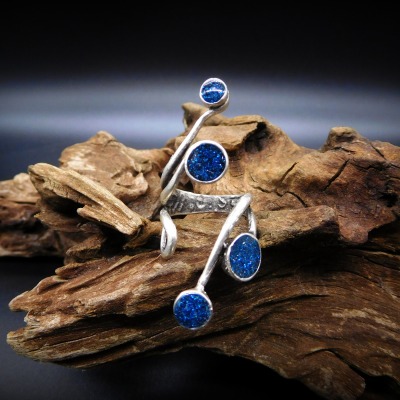 Filigraner Upcycling Ring mit blaugefärbter Aluminiumstaubfüllung - Ring Ranke Blue Alu Dust