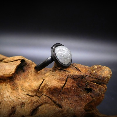 Edelstahlring schwarz silber mit einfacher Schrottfüllung aus Aluminiumstaub - Ring Black Little