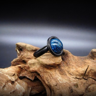 Edelstahlring schwarz blau mit einfacher Schrottfüllung - Ring Black Little Blue Alu Dust Hill
