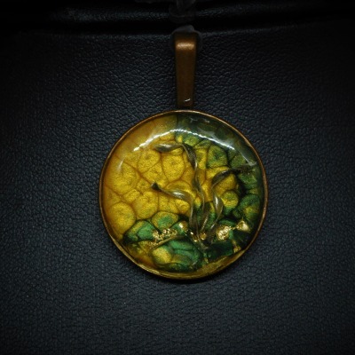 Upcycling Amulett Kettenanhänger Schmuckanhänger Anhänger kupferfarben grün gelb handbemalt mit
