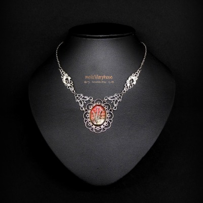 Upcycling Statementkette Collier Halskette silberfarben rot schwarz mit handbemaltem Amulett mit