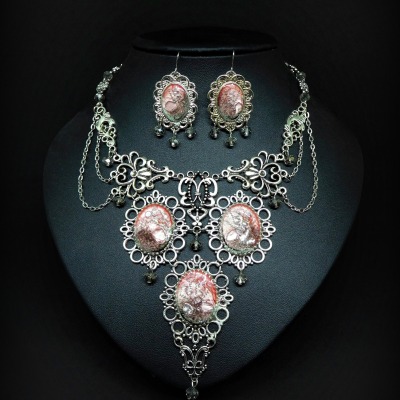 Upcycling Statementset Collier Halskette Ohrringe silbernfarben lila rosa handbemalt mit Collage aus
