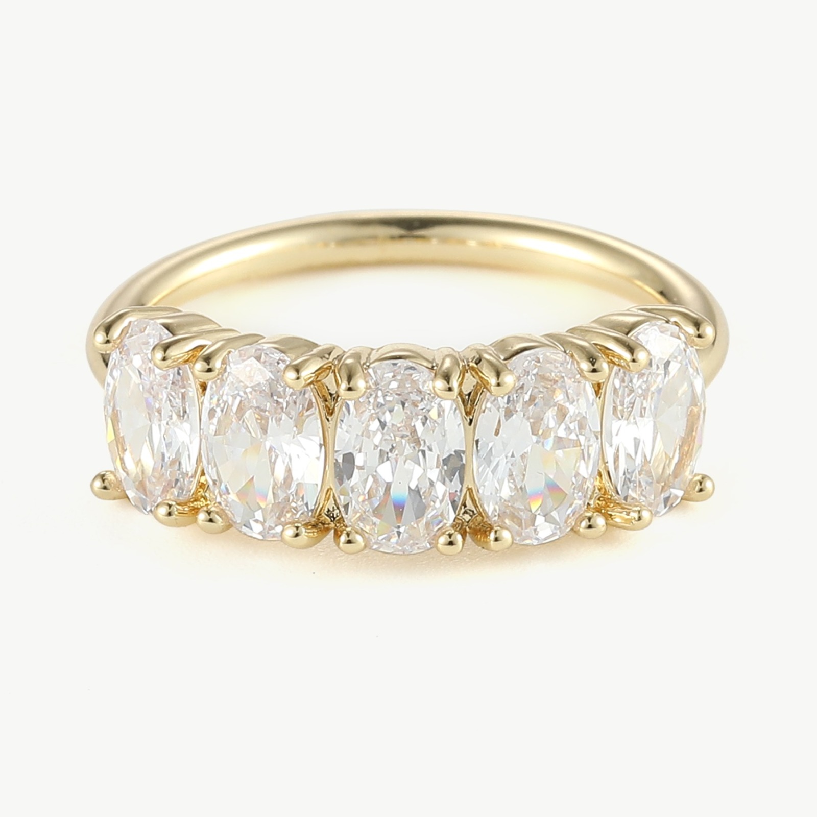 Eleganter 14 Karat vergoldeter Ring mit brillianten Zirkoniasteinen