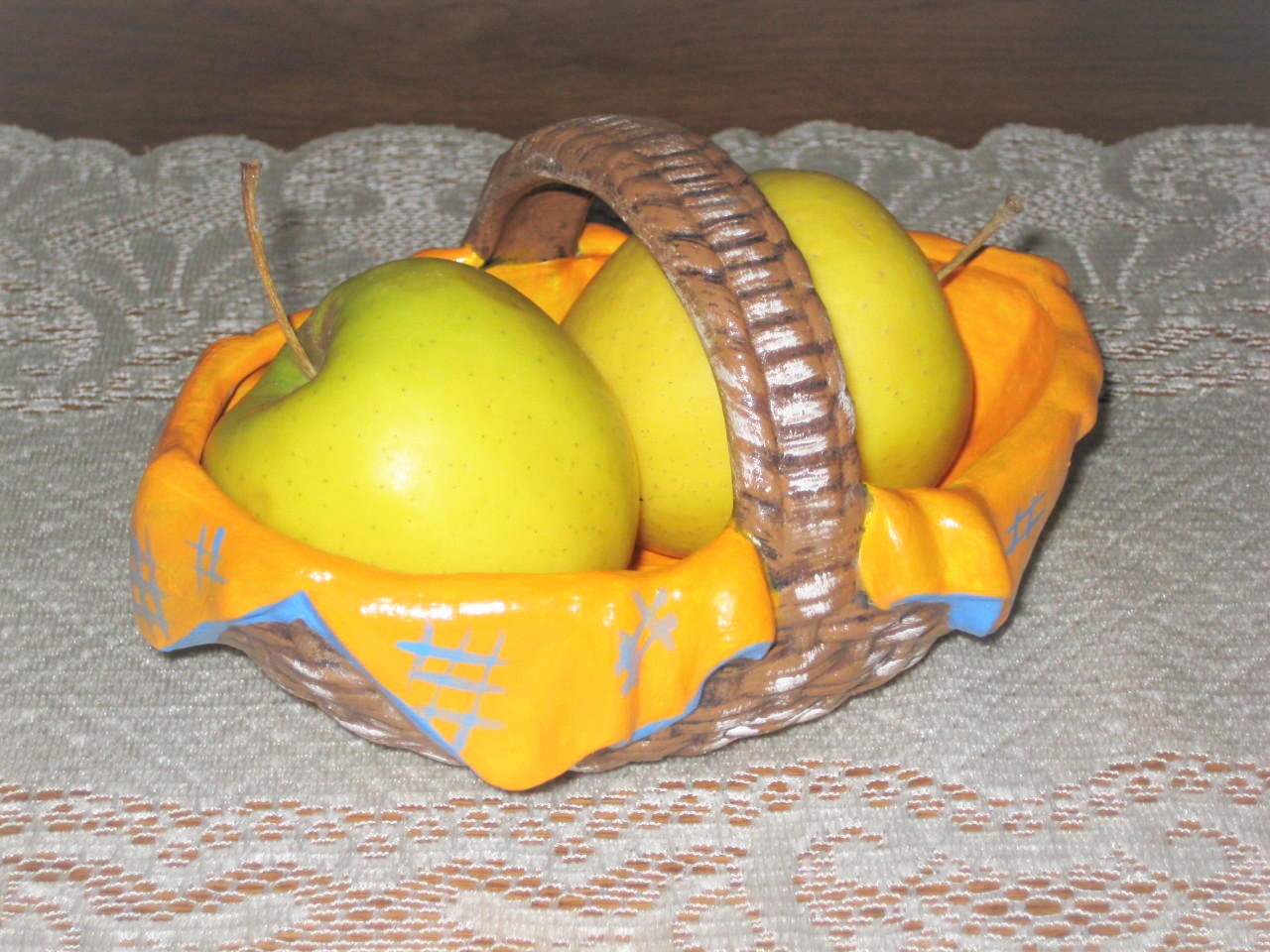 Geflochtener Korb mit Serviette aus Keramik 2