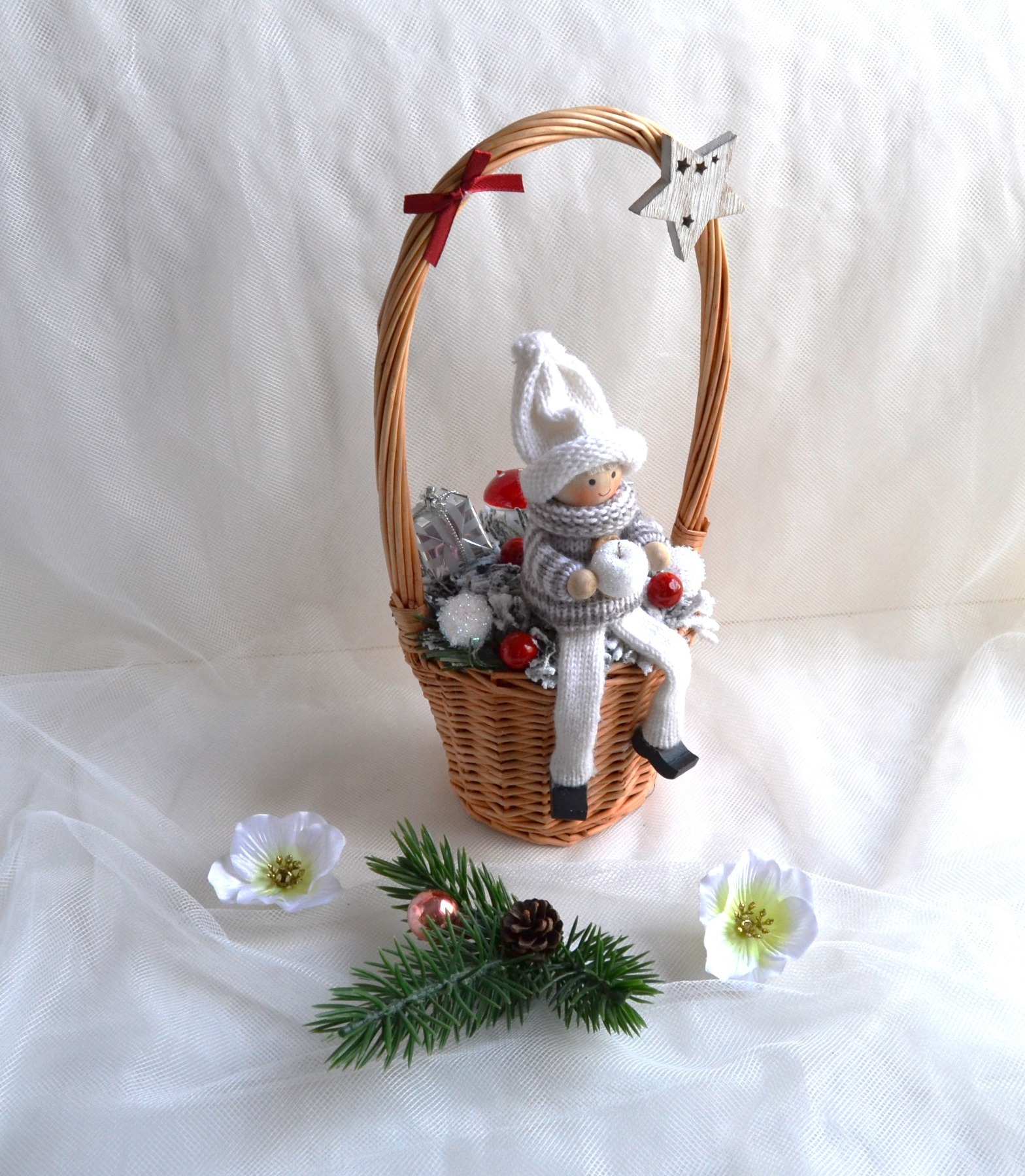 Weihnachtspüppchen grau-weiß im Korb groß mit Deko 4