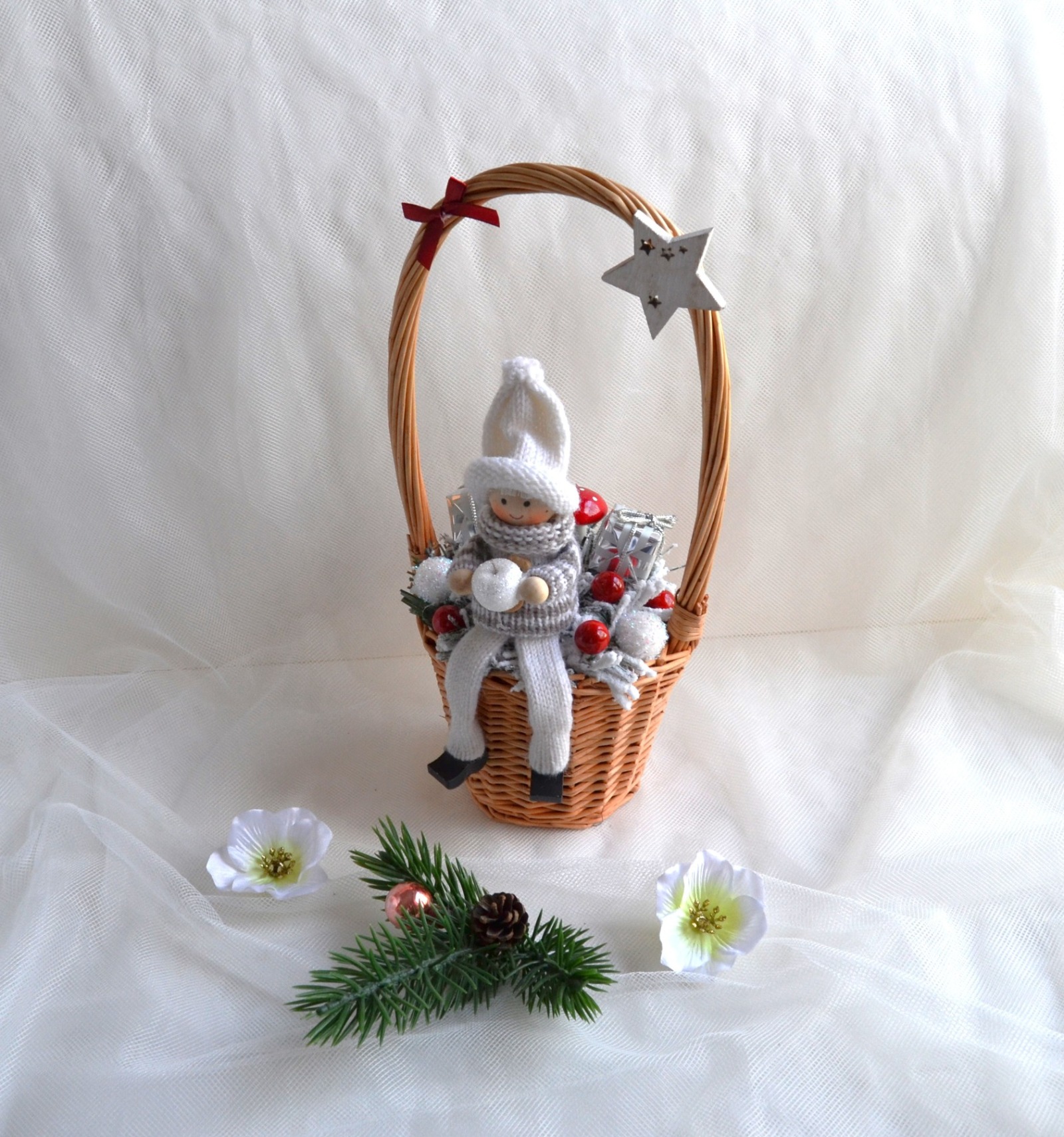 Weihnachtspüppchen grau-weiß im Korb groß mit Deko 5