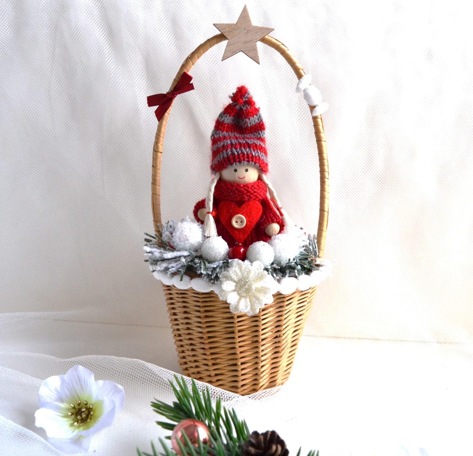 Weihnachtspüppchen rot-weiß im Korb mittel mit Deko 2
