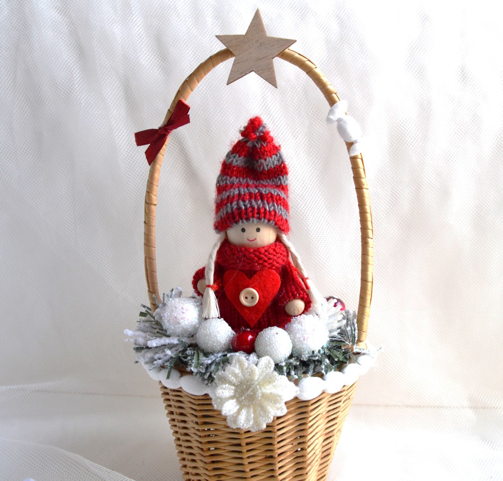 Weihnachtspüppchen rot-weiß im Korb mittel mit Deko 5