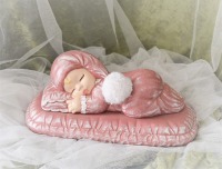 Baby auf Kissen rosa-weiß mit Spieluhr