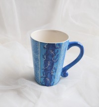 Große blaue Tasse aus Keramik handbemalt