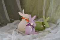 Hase fliederfarben mit lila Samtschleife und Papierblumen 2