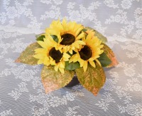 Gesteck mit Sonnenblumen im braunen Keramiktopf. 2