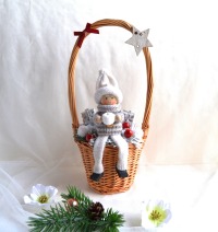 Weihnachtspüppchen grau-weiß im Korb groß mit Deko 2