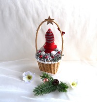 Weihnachtspüppchen rot-weiß im Korb mittel mit Deko 3